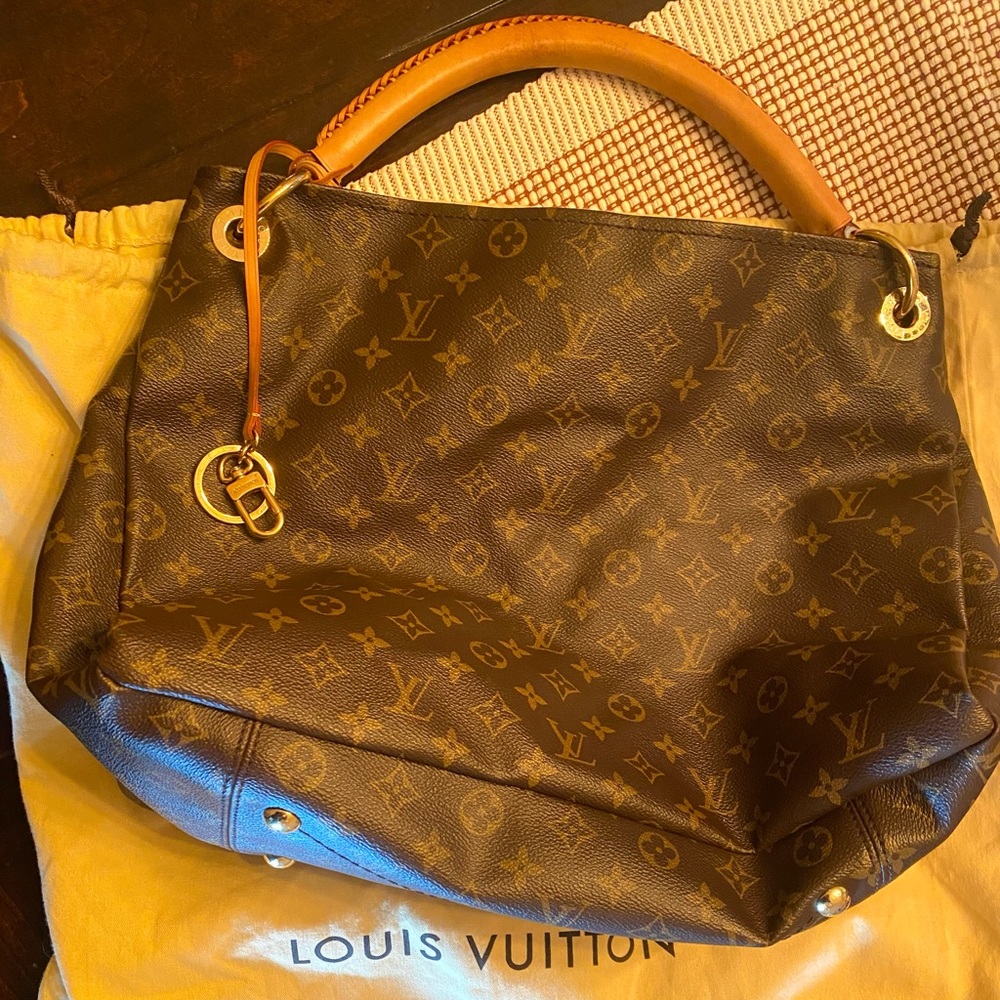 Louis Vuitton Artsy MM Monogram Tote